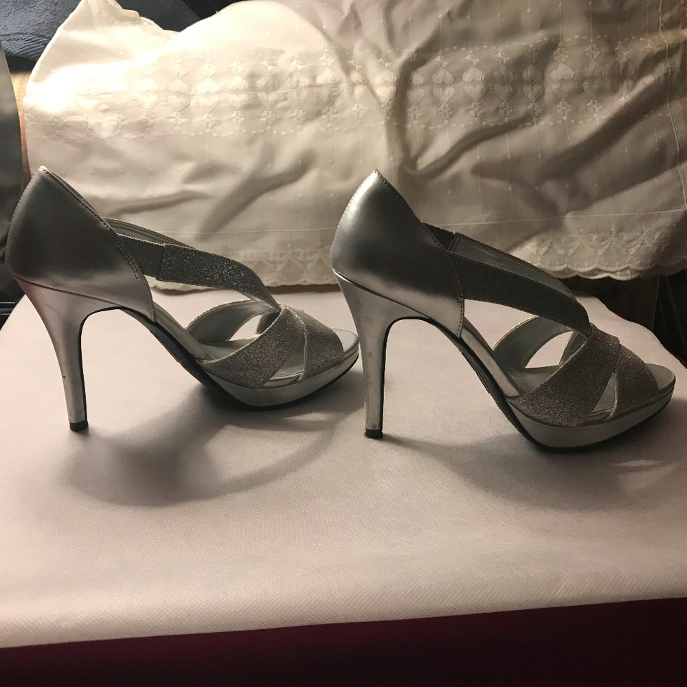 Silver Heels - Picture 5 of 5